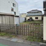 前面道路側から撮影現状倉庫が置いてありますが、お引き渡し時には倉庫が無い状態でのお引き渡しとなります。