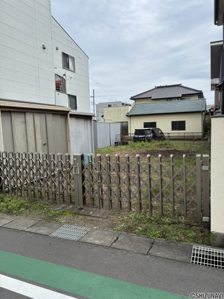 前面道路側から撮影現状倉庫が置いてありますが、お引き渡し時には倉庫が無い状態でのお引き渡しとなります。