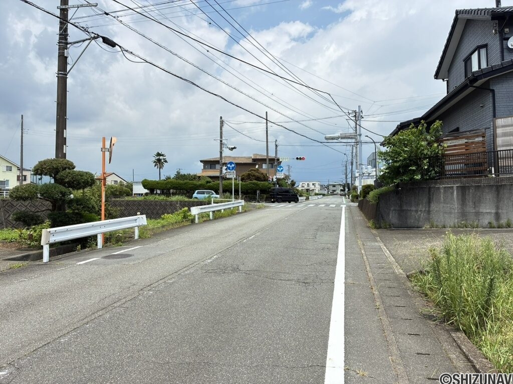 西側前面道路