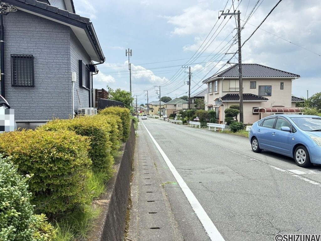 西側前面道路