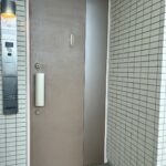 【玄関前】
