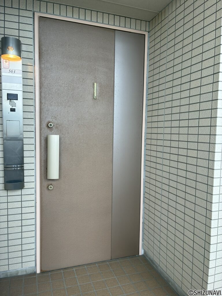 【玄関前】