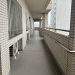 【玄関前】