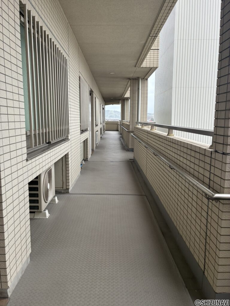 【玄関前】