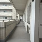 【玄関前】