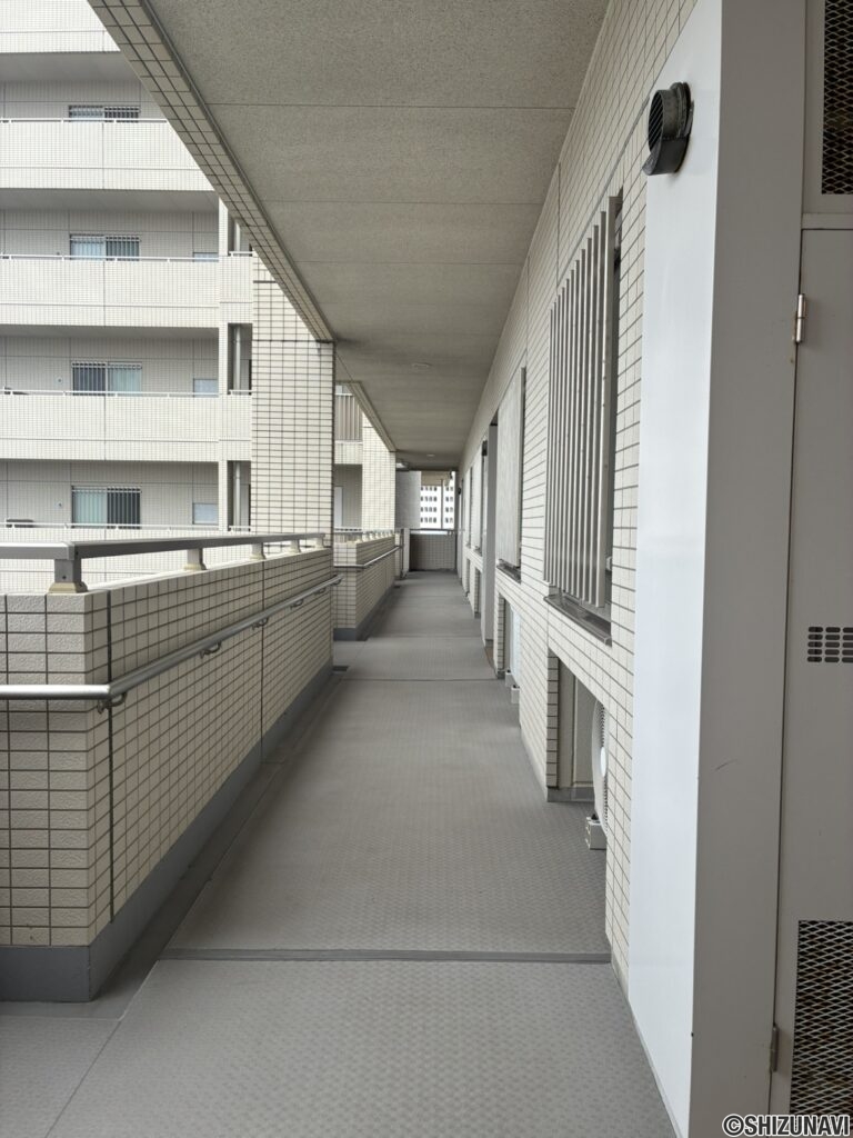 【玄関前】