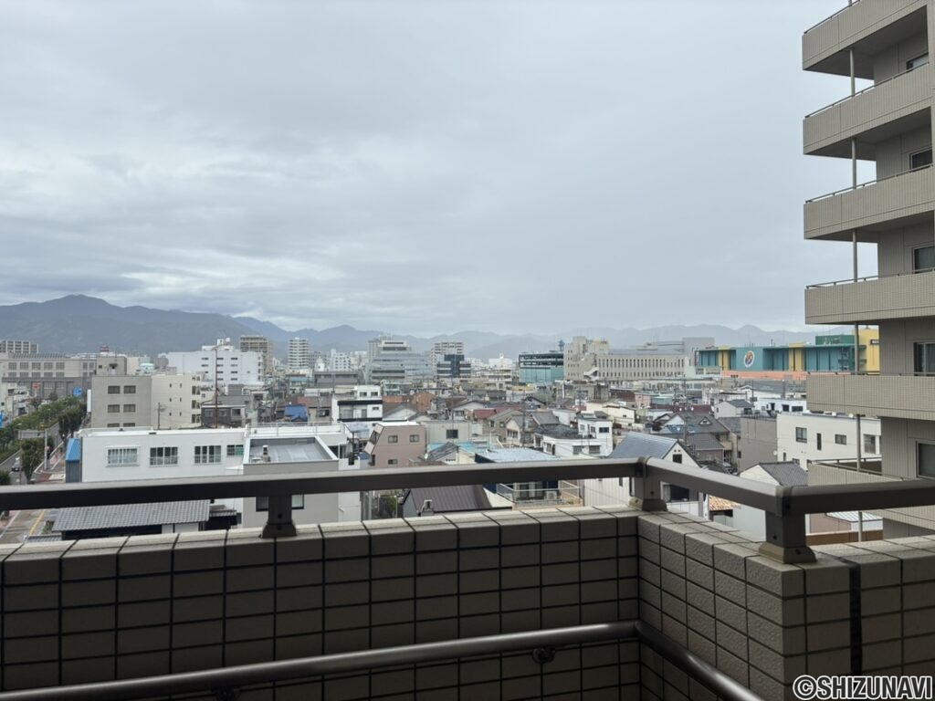 【玄関前】