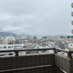 【玄関前】