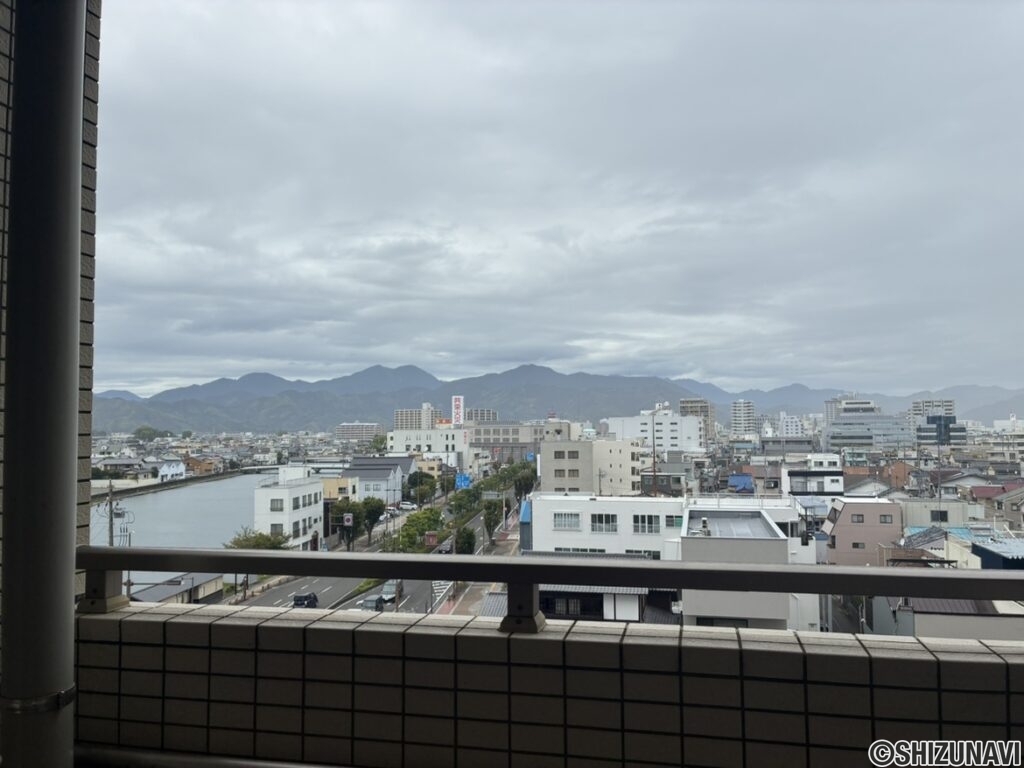 【玄関前】