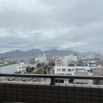 【玄関前】