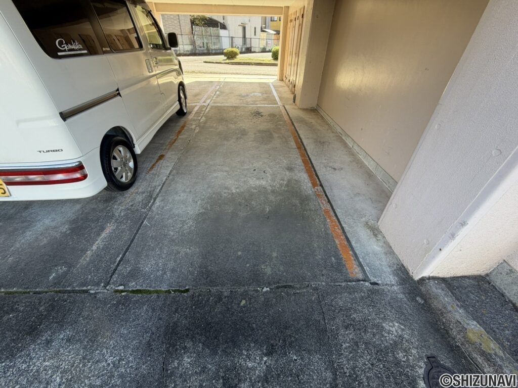 駐車場は１台分無料でついてきます！屋根付きなのでお車も綺麗に保てます！