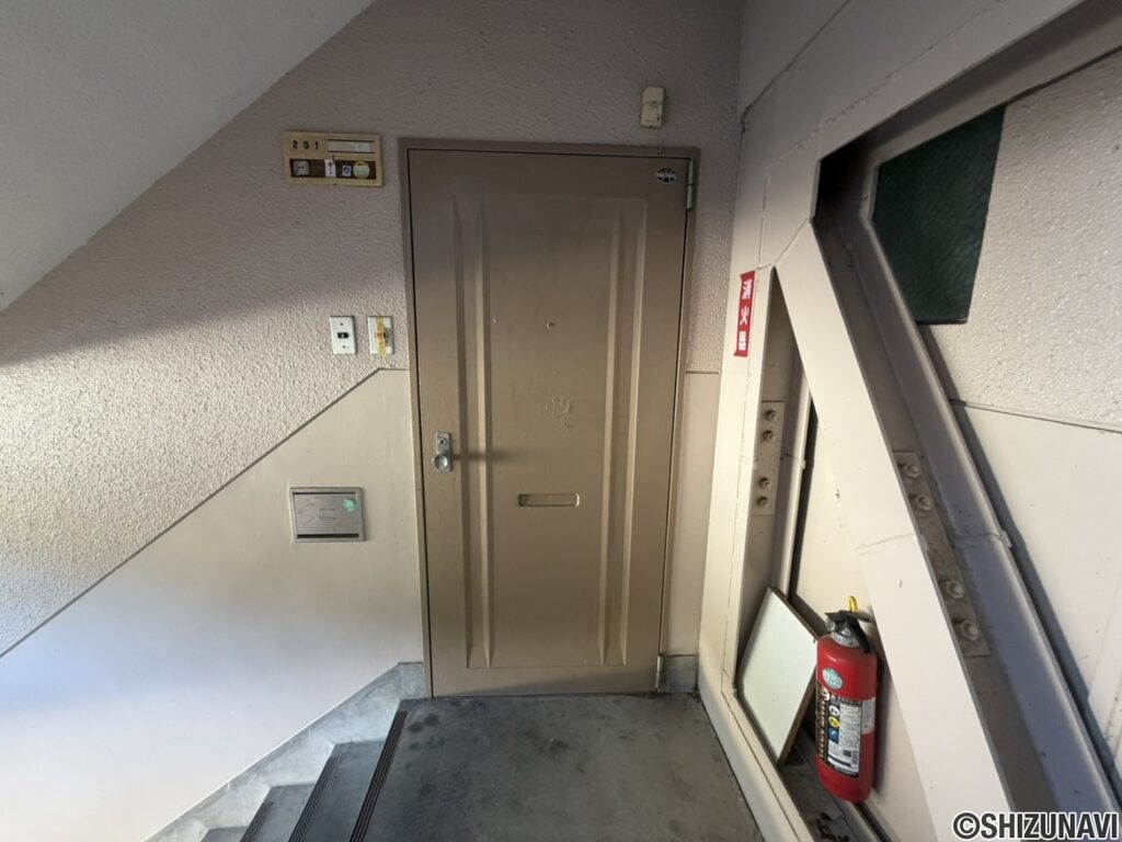 玄関扉　２階なので階段の上り下りも楽です。