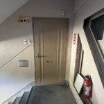 玄関扉　２階なので階段の上り下りも楽です。