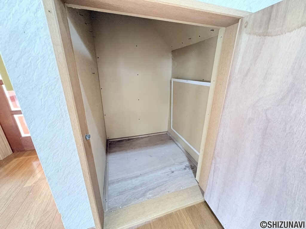 葵区産女　階段下収納