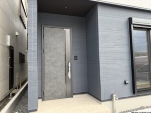 玄関ポーチは壁に囲まれ雨が降った時でも安心です