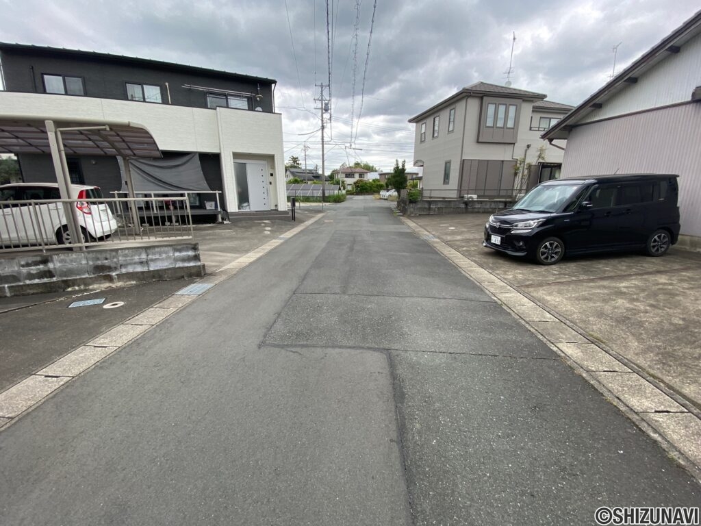 前面道路を北側向きに撮影。