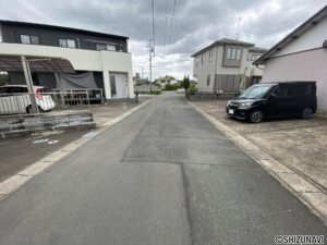 前面道路を北側向きに撮影。