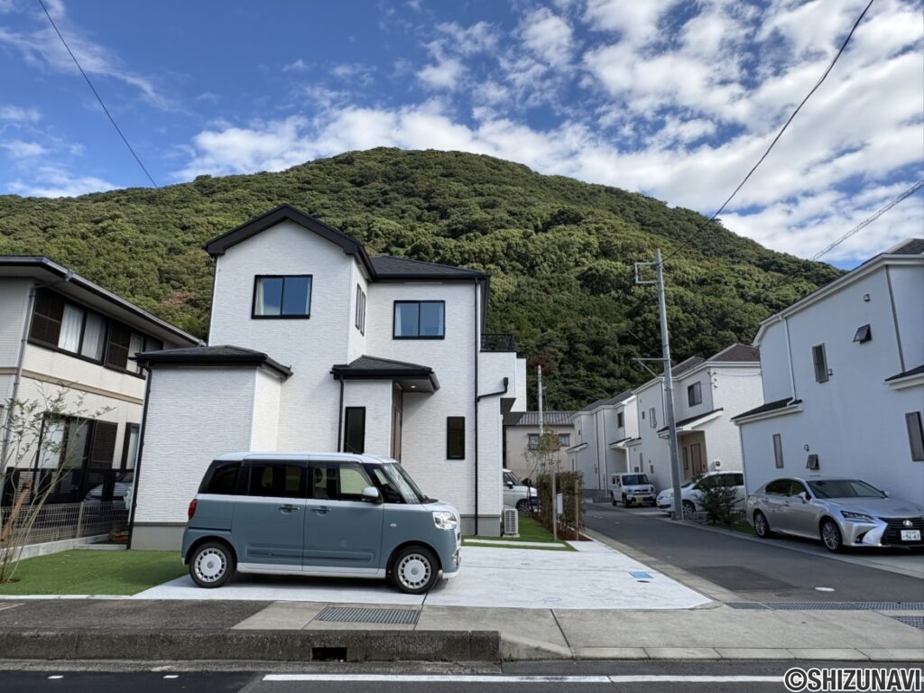 西側から撮影した外観・道路