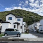 西側から撮影した外観・道路