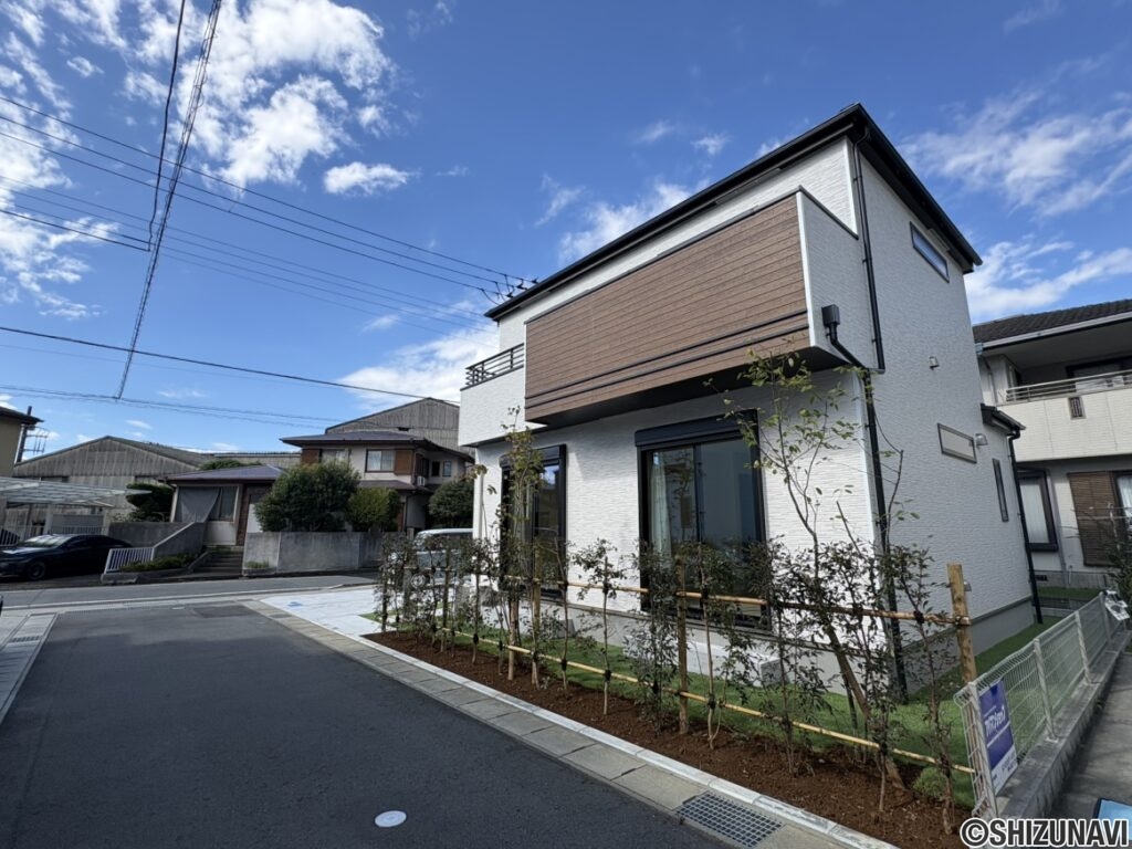 南東側から撮影した外観・道路