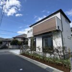南東側から撮影した外観・道路