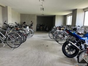 屋内駐輪場、バイク置き場です。