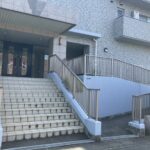 エントランスは車椅子用通路があり、バリアフリーとなっております。
