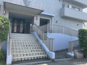 エントランスは車椅子用通路があり、バリアフリーとなっております。