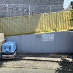 エントランス右側にゴミ置き場がございます。