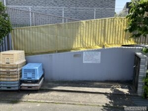 エントランス右側にゴミ置き場がございます。