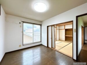 【リフォーム予定/LDK】LDKはフローリング重ね張り、室内ドア交換、クロス張替、照明交換を行います。南側の窓から日が入る明るいリビングとなります。