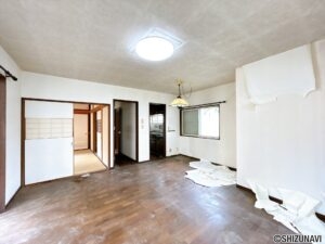 【リフォーム予定/LDK】LDKはフローリング重ね張り、室内ドア交換、クロス張替、照明交換を行います。南側の窓から日が入る明るいリビングとなります。