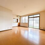【リフォーム前／LDK】キッチンとリビングの間の壁を解体し、対面仕様に変更します。フローリング重張り、クロス貼替え、照明交換を行います。