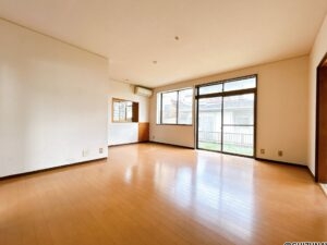 【リフォーム前／LDK】キッチンとリビングの間の壁を解体し、対面仕様に変更します。フローリング重張り、クロス貼替え、照明交換を行います。
