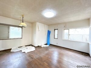 【リフォーム予定/LDK別角度】LDKはフローリング重ね張り、室内ドア交換、クロス張替、照明交換を行います。隣の洋室のドアを外せば、リビングと一続きの空間として利用可能です。