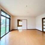 【リフォーム前／リビング（別角度）】キッチン側から見た角度です。