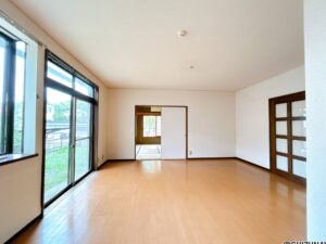 【リフォーム前／リビング（別角度）】キッチン側から見た角度です。