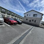 【敷地内駐車場】1住戸につき1台の駐車場があります。月額5000円です。