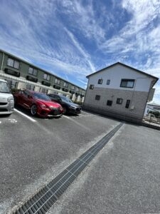 【敷地内駐車場】1住戸につき1台の駐車場があります。月額5000円です。