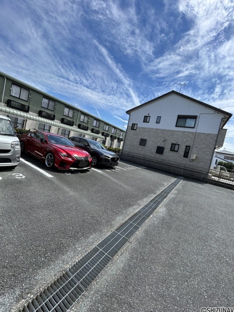 【敷地内駐車場】1住戸につき1台の駐車場があります。月額5000円です。
