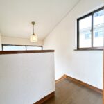 【リフォーム前／2階廊下】クロス張り替え、照明交換を実施予定です。