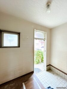 【リフォーム予定/玄関ホール】シューズボックスの交換を行います。散らかりがちな玄関をすっきり保つことが出来ます。