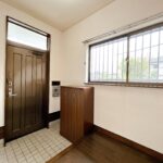 【リフォーム前／玄関ホール】玄関ホールは靴箱の交換、照明設置を実施予定です。