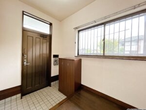 【リフォーム前／玄関ホール】玄関ホールは靴箱の交換、照明設置を実施予定です。