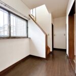 【リフォーム前／1階廊下】クロス張り替え、照明交換を実施予定です。