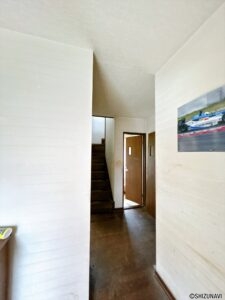【リフォーム予定/1階廊下】1階廊下はフローリング重ね張り、クロス張替、照明交換を行います。廊下照明はダウンライトを採用し、すっきりした印象に仕上げます。