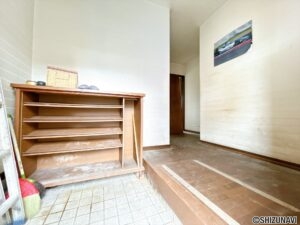 【リフォーム予定/1階廊下】1階廊下はフローリング重ね張り、クロス張替、照明交換を行います。廊下照明はダウンライトを採用し、すっきりした印象に仕上げます。