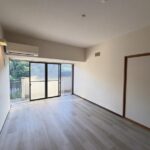 南向きに窓がございます。日当たり良好です。