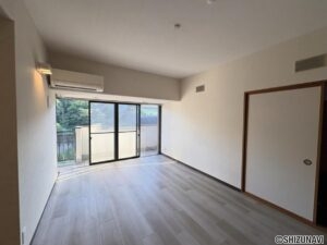 南向きに窓がございます。日当たり良好です。