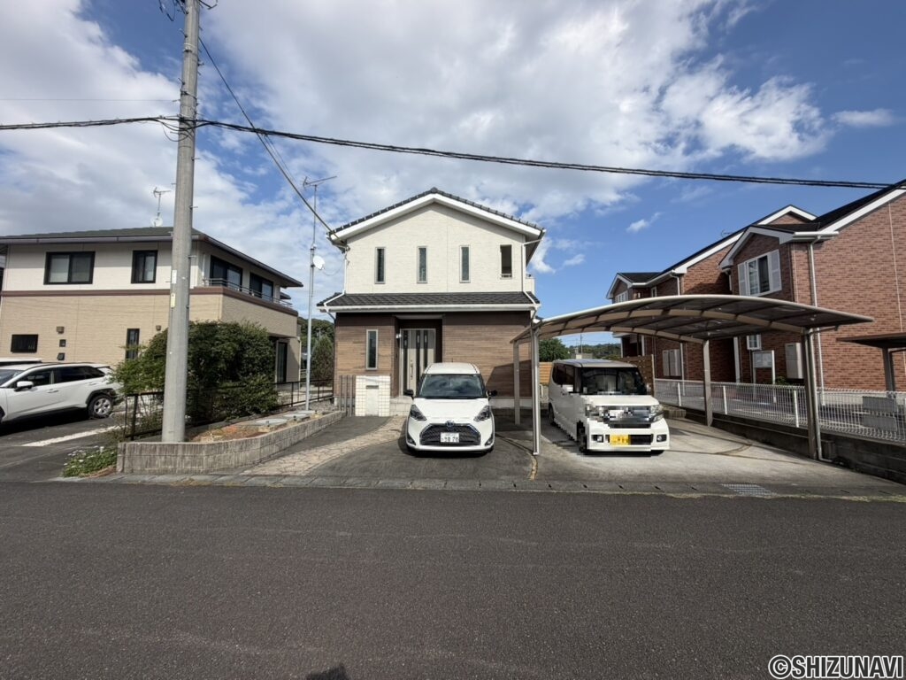 外観ルーフ付きの駐車場が2台分。4台駐車可能な駐車場です！